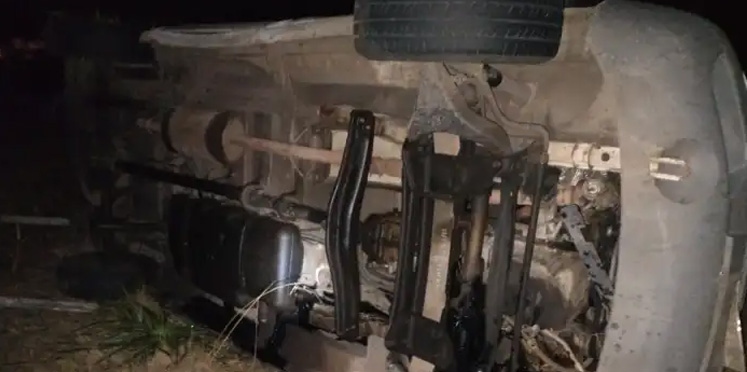 Conductor lesionado al despistar y volcar con una camioneta en la ruta 18