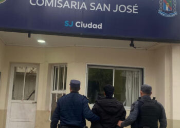 Detención del presunto responsable de incendiar un patrullero en San José tras allanamientos simultáneos