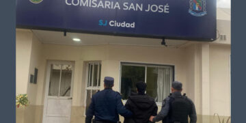 Detención del presunto responsable de incendiar un patrullero en San José tras allanamientos simultáneos