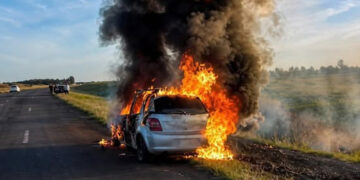 Un desperfecto mecánico provocó la destrucción de un auto en la autovía 14