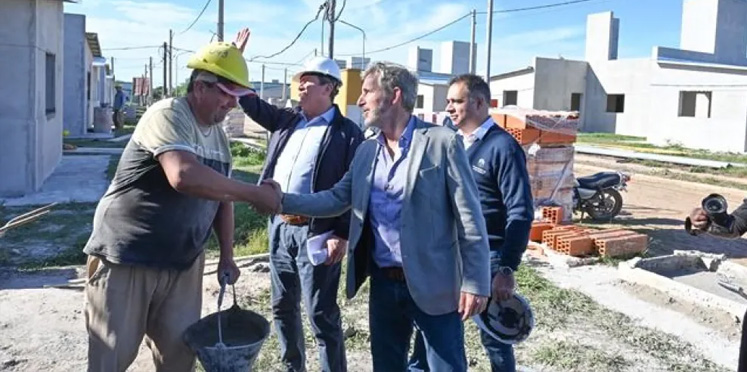 El gobernador recorrió viviendas en construcción y ratificó la finalización de obras habitacionales en Gualeguaychú