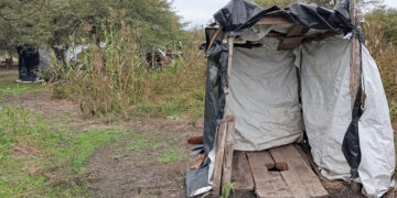 Detectan trabajadores rurales viviendo en condiciones precarias en un campo de Villaguay