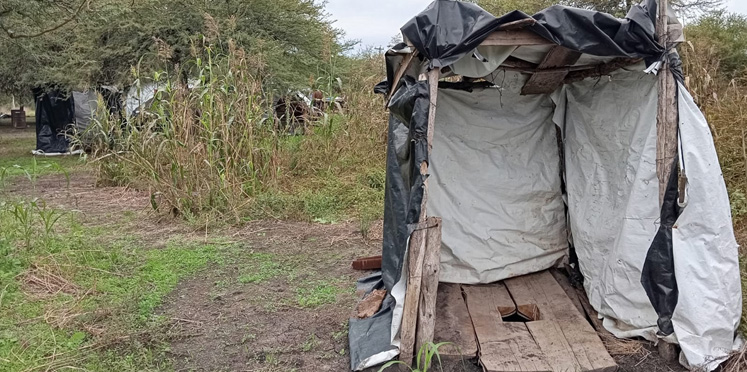 Detectan trabajadores rurales viviendo en condiciones precarias en un campo de Villaguay