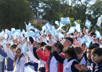 Más de 500 estudiantes de Colón prometieron lealtad a la Bandera Argentina