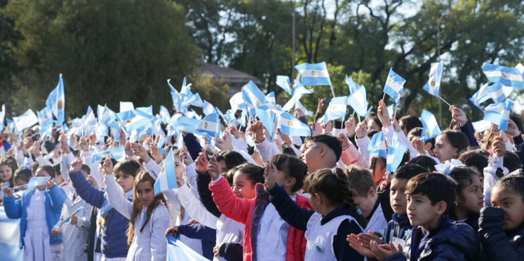 Más de 500 estudiantes de Colón prometieron lealtad a la Bandera Argentina