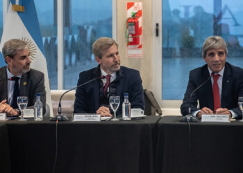 Frigerio recibió a Caputo en Paraná y afirmó: «Estamos en condiciones de escribir el próximo capítulo del pacto fiscal»