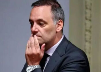 Adorni atrincherado en su despacho no quiere irse del gobierno