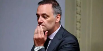 Adorni atrincherado en su despacho no quiere irse del gobierno