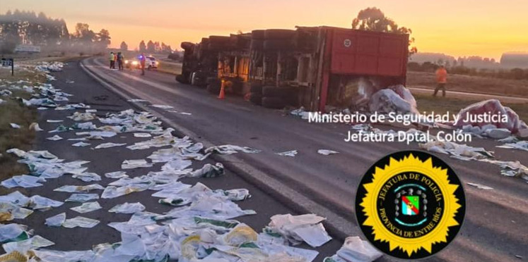 Ubajay: un camión volcó en la autovía y el conductor sufrió lesiones leves