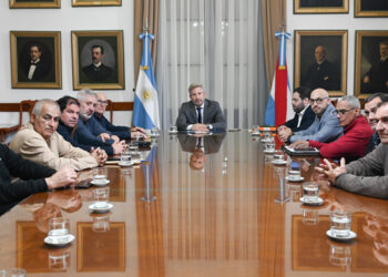 Frigerio se reunió con los gremios para analizar la crisis de Granja Tres Arroyos