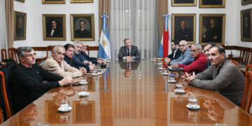 Frigerio se reunió con los gremios para analizar la crisis de Granja Tres Arroyos