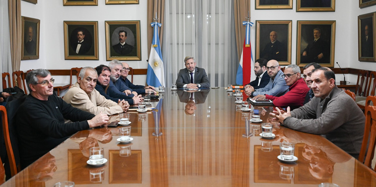 Frigerio se reunió con los gremios para analizar la crisis de Granja Tres Arroyos