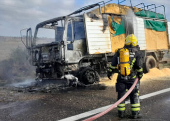 Incendio de un camión en la autovía Artigas