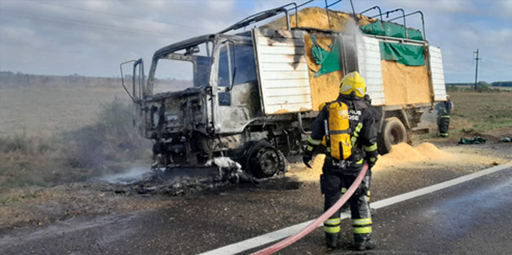 Incendio de un camión en la autovía Artigas