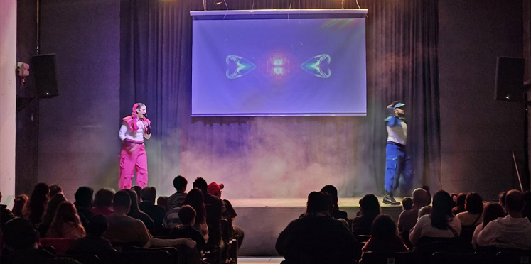 Con un gran marco de público se vive el espectáculo infantil “Nexo y Nexa: Guardianes de la Conexión” en Colón