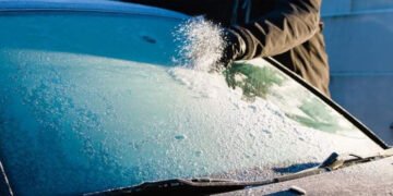 Cómo quitar la escarcha del auto en minutos y sin dañar el parabrisas