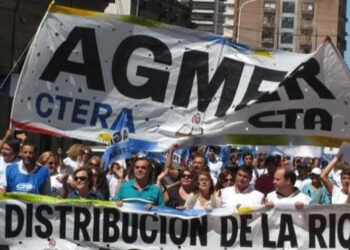 En medio de un conflicto creciente, gremios estatales y docentes se reúnen hoy con el Gobierno en paritaria