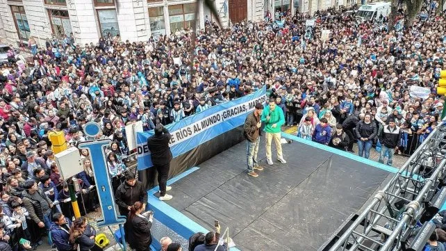 Marcos Senesi llegó a Concordia y fué recibido por una multitud
