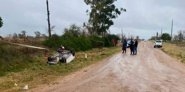 «Una mujer volcó su auto y fué hospitalizada en Villa Elisa Entre Rios»