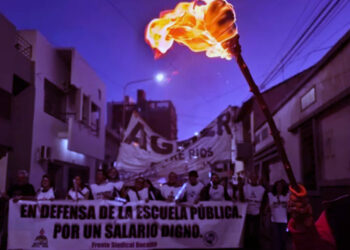 «Acá no hay docentes de rodillas»: Agmer se movilizó con antorchas en Paraná renovando el pedido de mejoras salariales