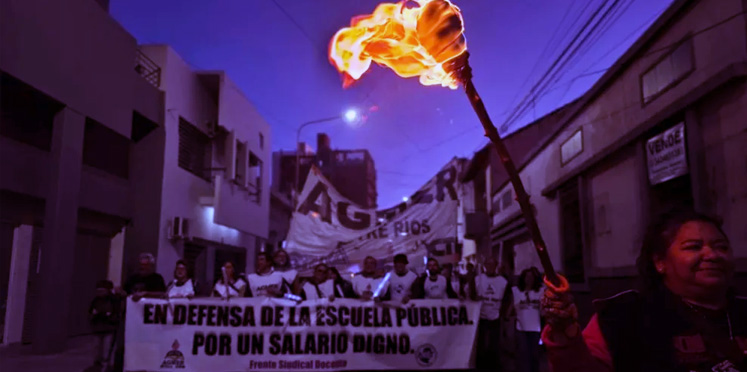 «Acá no hay docentes de rodillas»: Agmer se movilizó con antorchas en Paraná renovando el pedido de mejoras salariales