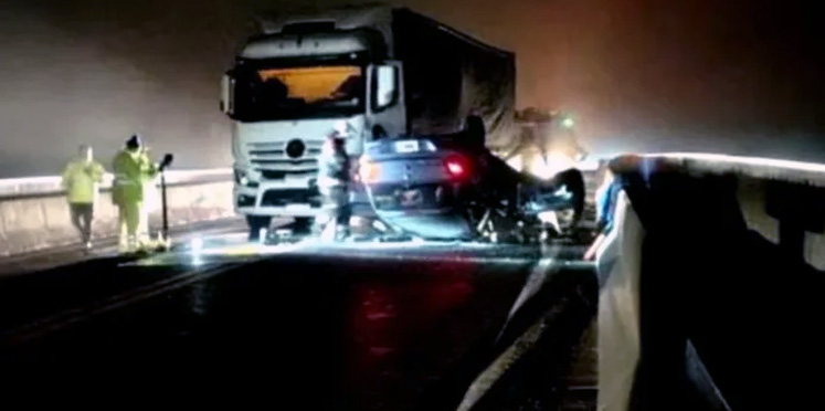 Violento choque frontal entre un camión y un auto en el puente Rosario-Victoria