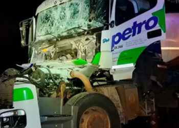 Un camión que transportaba cargas peligrosas chocó en la ruta 14