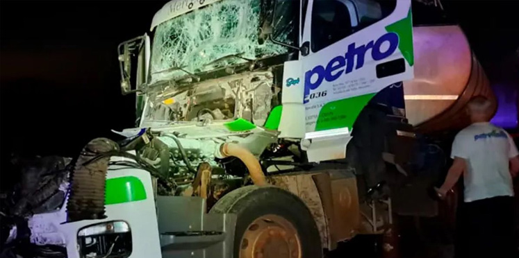 Un camión que transportaba cargas peligrosas chocó en la ruta 14