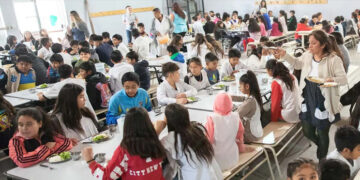 La Justicia ordenó proteger la alimentación escolar y dos horas después habilitó la apelación del Gobierno