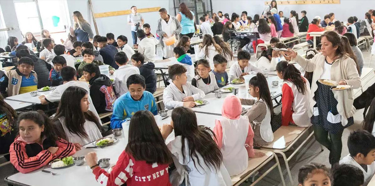 La Justicia ordenó proteger la alimentación escolar y dos horas después habilitó la apelación del Gobierno