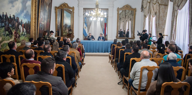 Frigerio entregó aportes y equipamiento para fortalecer la seguridad en 44 municipios y comunas