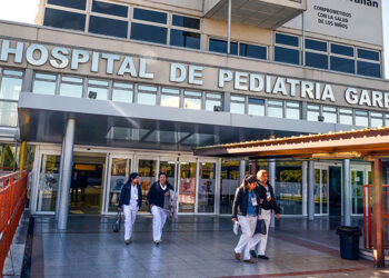 Extranjeros no residentes deberán tener seguro de salud o pagar la atención en hospitales nacionales