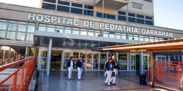 Extranjeros no residentes deberán tener seguro de salud o pagar la atención en hospitales nacionales