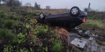 Auto con tres jóvenes a bordo volcó en la Ruta 32 cerca del Parque Industrial de Viale