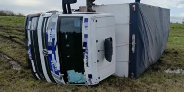 Volcó un camión sobre la Ruta Nacional 127: rescataron al conductor y sus acompañantes
