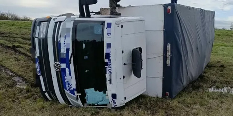 Volcó un camión sobre la Ruta Nacional 127: rescataron al conductor y sus acompañantes