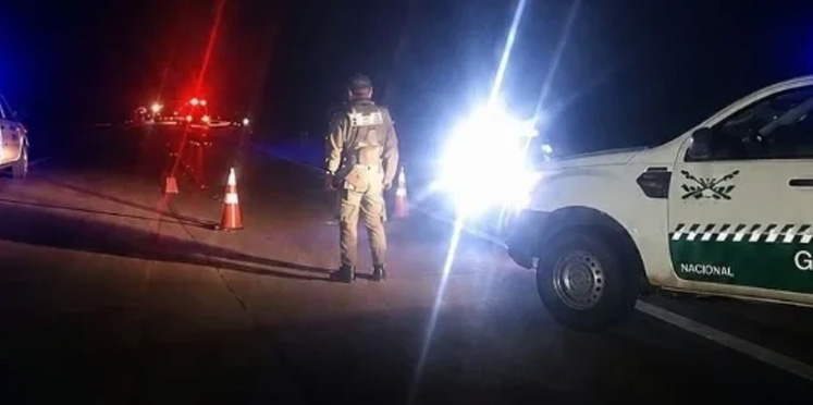 Vuelco e incendio de un camión que llevaba combustible en la Autovía 14