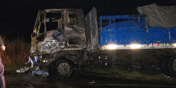 Un camión cargado con trigo volcó y se prendió fuego en la Ruta Provincial 16