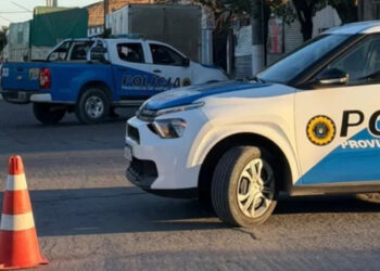 Hombre fue embestido por un auto tras caer de un camión: debió ser operado y está grave