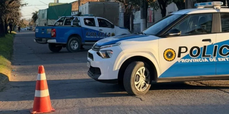 Hombre fue embestido por un auto tras caer de un camión: debió ser operado y está grave