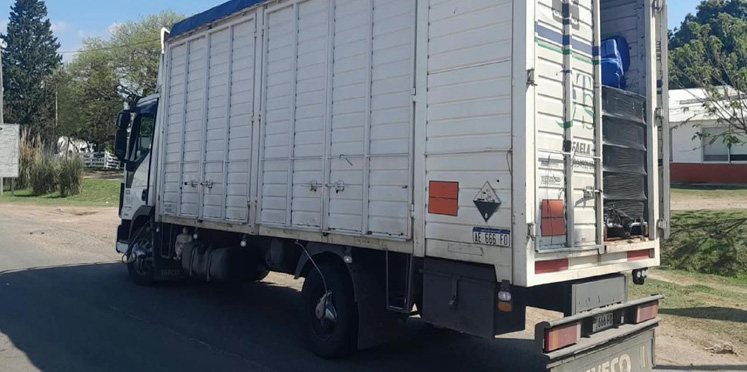 La Policía interceptó un camión con 152 bidones en infracción a la ley de Fitosanitarios
