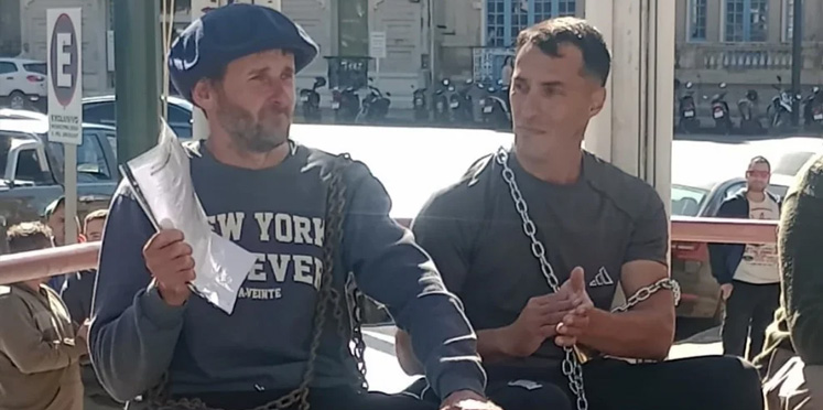 Trabajadores de Granja Tres Arroyos se encadenaron frente al Juzgado Laboral y exigieron respuestas a la Justicia