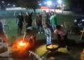 Trabajadores de Tres Arroyos sostienen la protesta con una olla popular frente a la planta