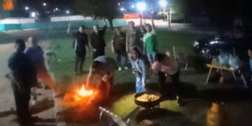 Trabajadores de Tres Arroyos sostienen la protesta con una olla popular frente a la planta