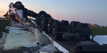 Vuelco de un camión en la Ruta 14: el conductor quedó atrapado y luego fue hospitalizado