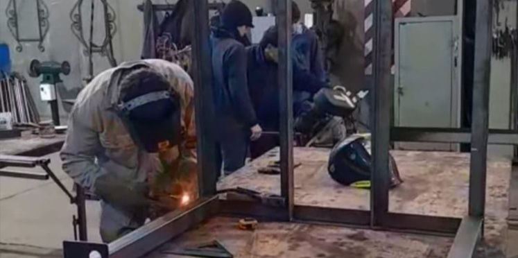 Estudiantes de la Escuela Técnica de Colón construyeron una rampa accesible para un centro de equinoterapia