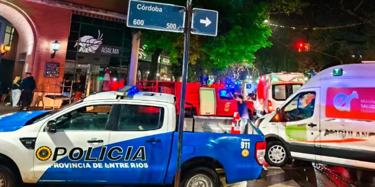 Numerosos heridos al caer el entrepiso de un bar de Paraná: siete fueron llevados al hospital