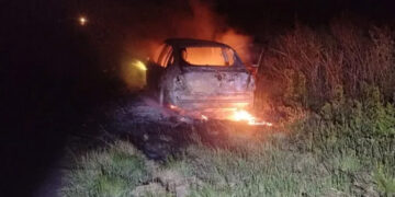 Un auto se incendió por completo en la ruta 6