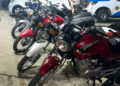 Tras la difusión de un video de picadas ilegales, realizaron allanamientos y secuestraron 16 motos