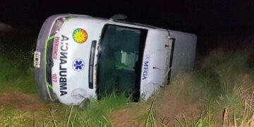 Una ambulancia de Santa Elena volcó con cuatro ocupantes en la Ruta 12